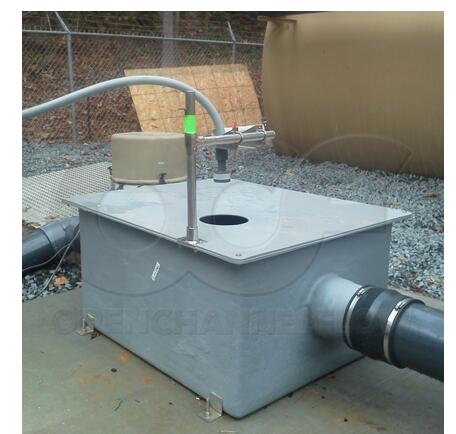 超声波液位计安装支架在玻璃纤维堰箱上测量处理后的污水处理厂出水